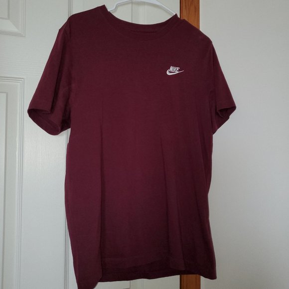 Nike  Men's T-Shirt Sportswear Club Maroon - Picture 1 of 8